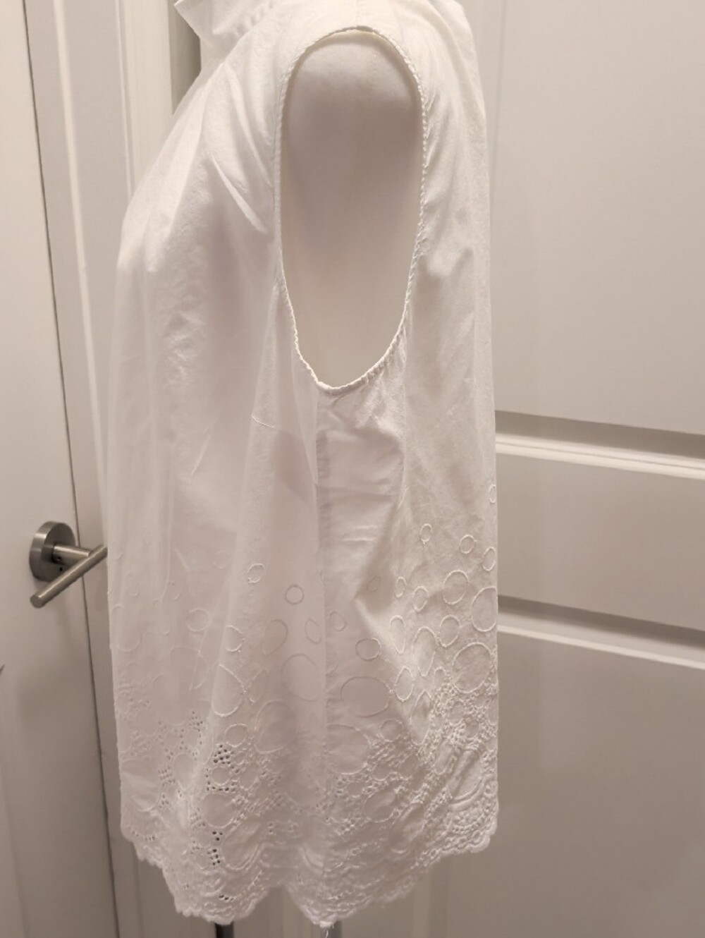 MADISON STUDIO Size 18W- Pre-Owned Stunning White Sleeveless Eyelet Neck Top - Picture 5 of 10